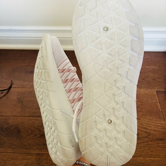 Nwt Jessica Carlyle Women's White and Pink Sneakers size 8.5 - Picture 3 of 4